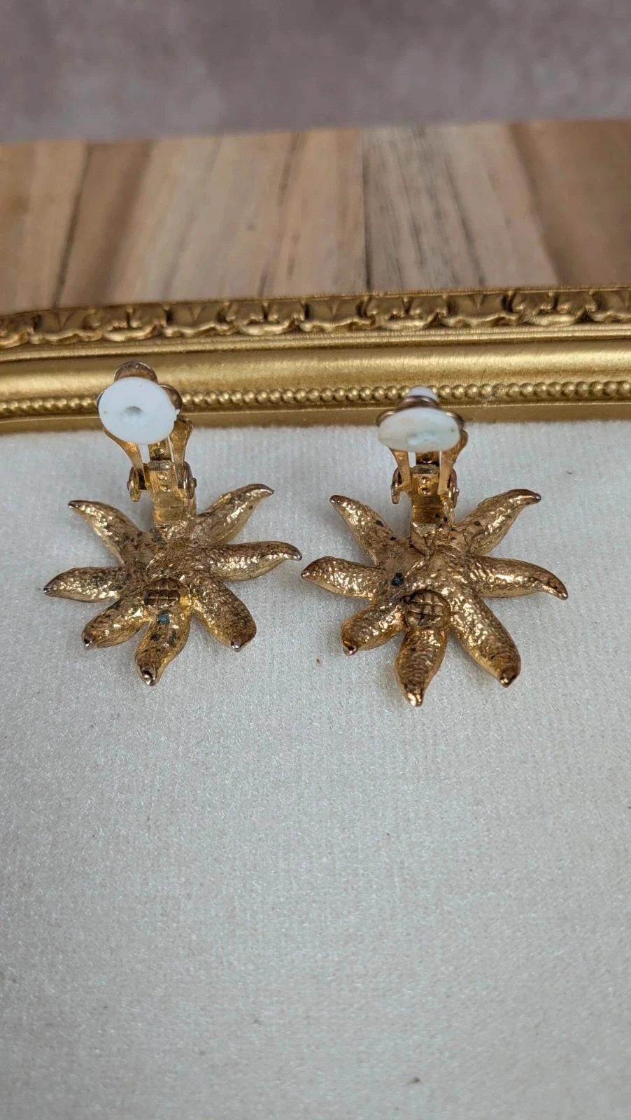 Vintage flower-shaped gold rhinestone clip-on earrings – photo 5